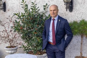 EkoGroup și Cătălin Cârcu duc antreprenorii în era digitală prin publicitate DOOH